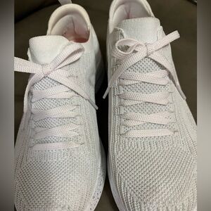 Skechers Women's White Knit Sneakers 
Sparkly